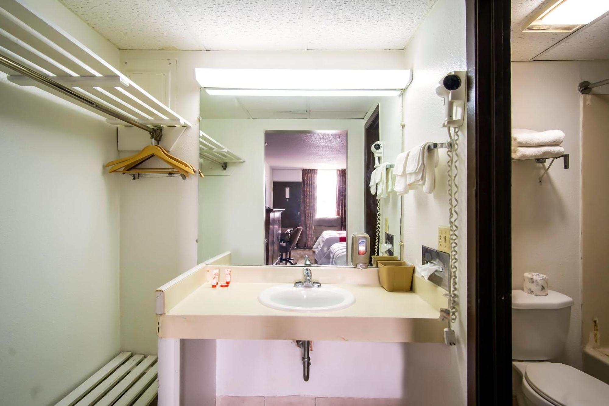 Oyo Hotel Hutchinson West 4Th Ave المظهر الخارجي الصورة