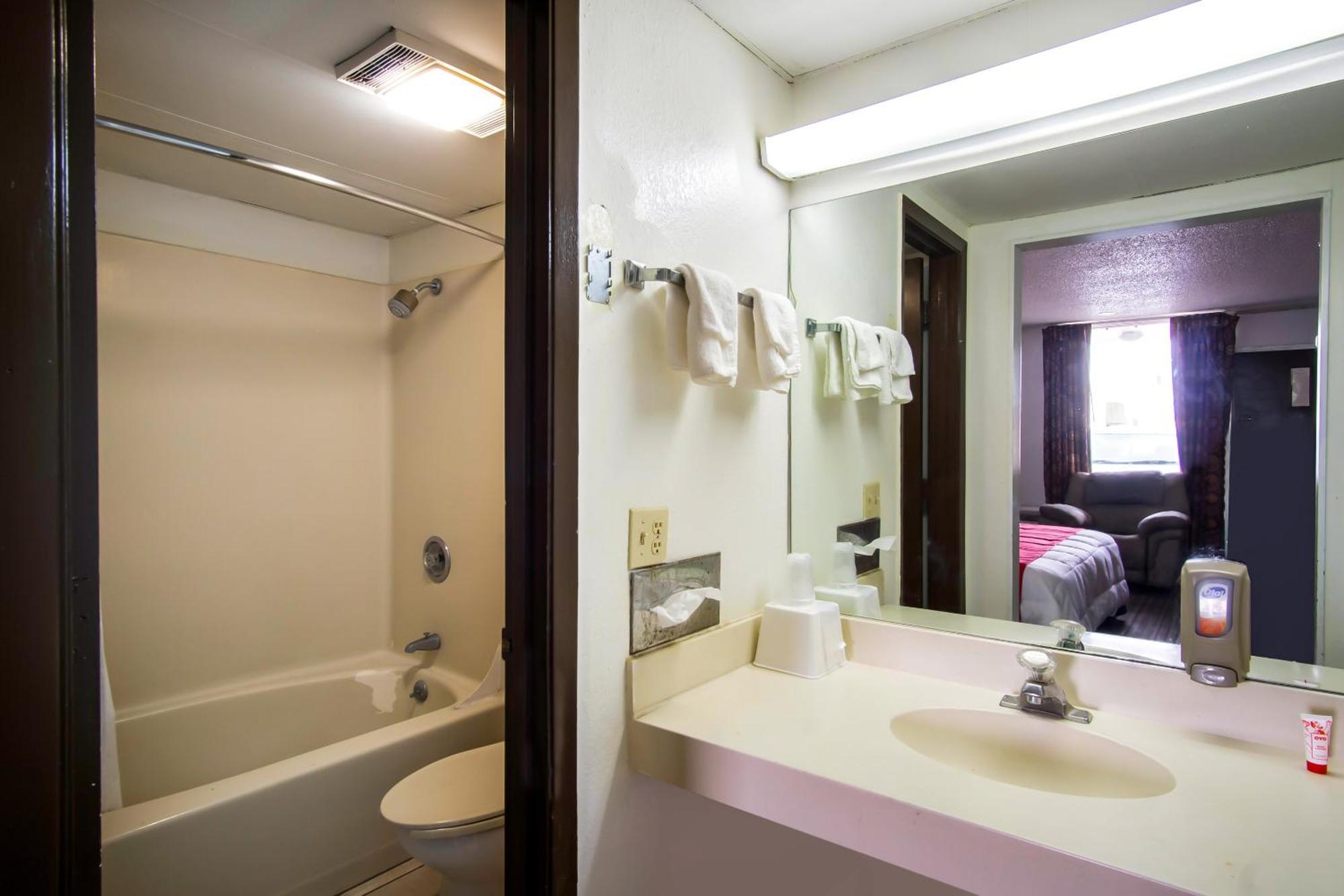 Oyo Hotel Hutchinson West 4Th Ave المظهر الخارجي الصورة