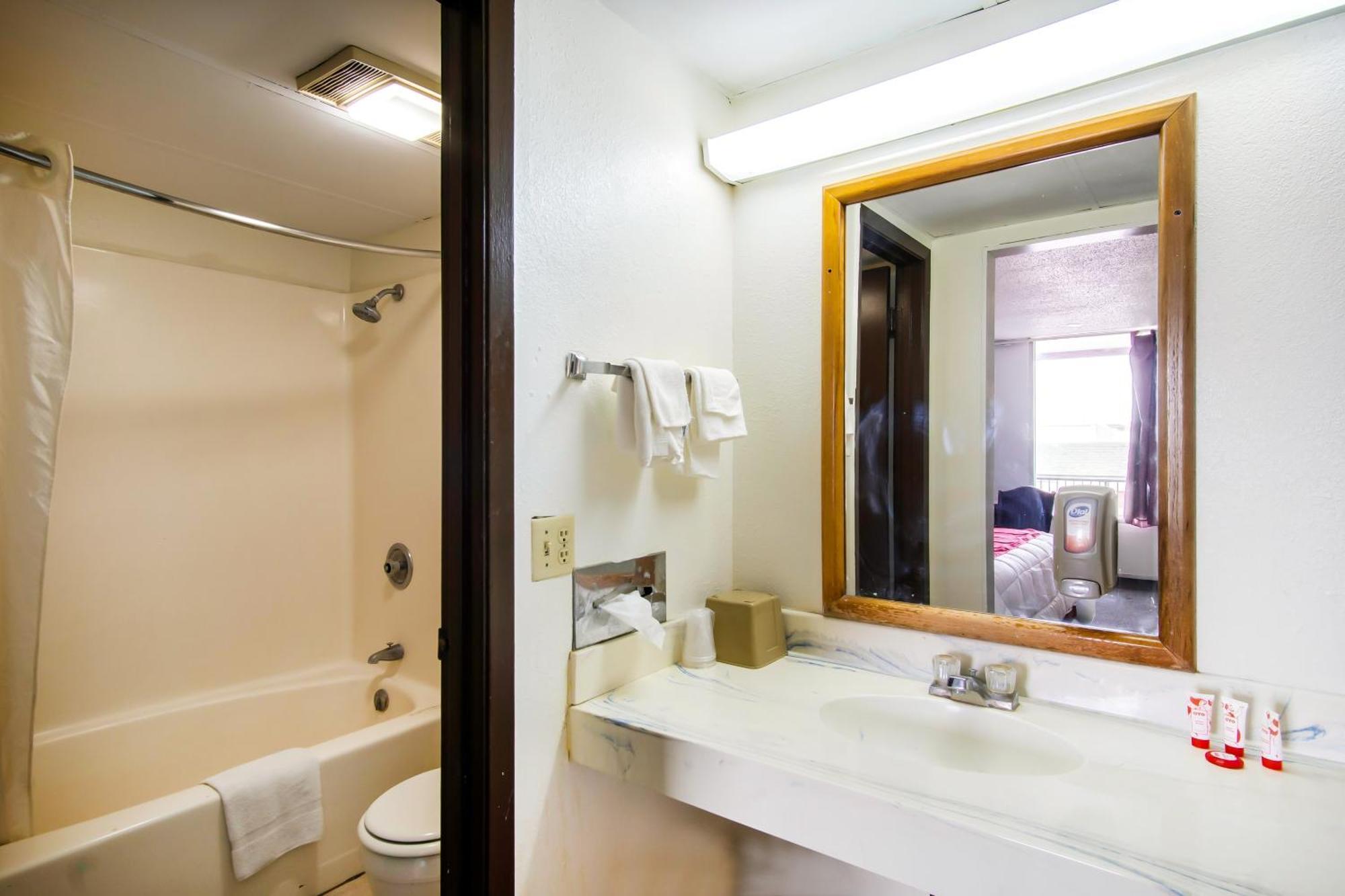 Oyo Hotel Hutchinson West 4Th Ave المظهر الخارجي الصورة